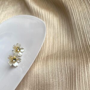 Flower Studs (white 2)