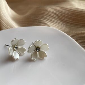 Flower Studs (white 1)